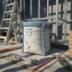 Cement w worku na placu budowy