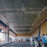 Proces wylewania betonu na strop Teriva