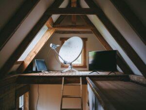 antenna satelitarna pod dachem
