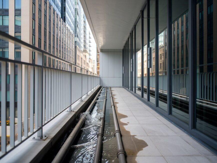 Balkon z zamontowanym systemem rynien