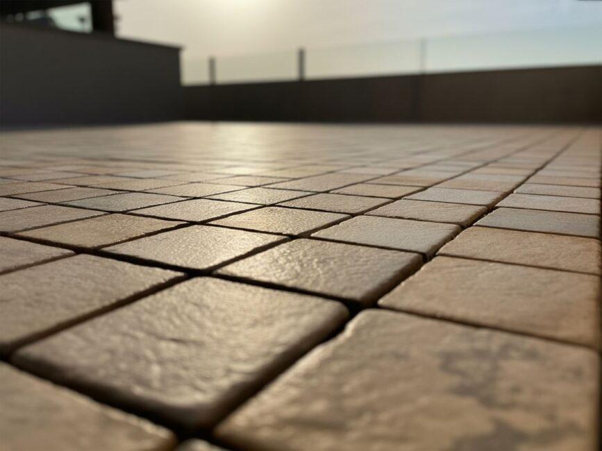 Fuga między płytkami