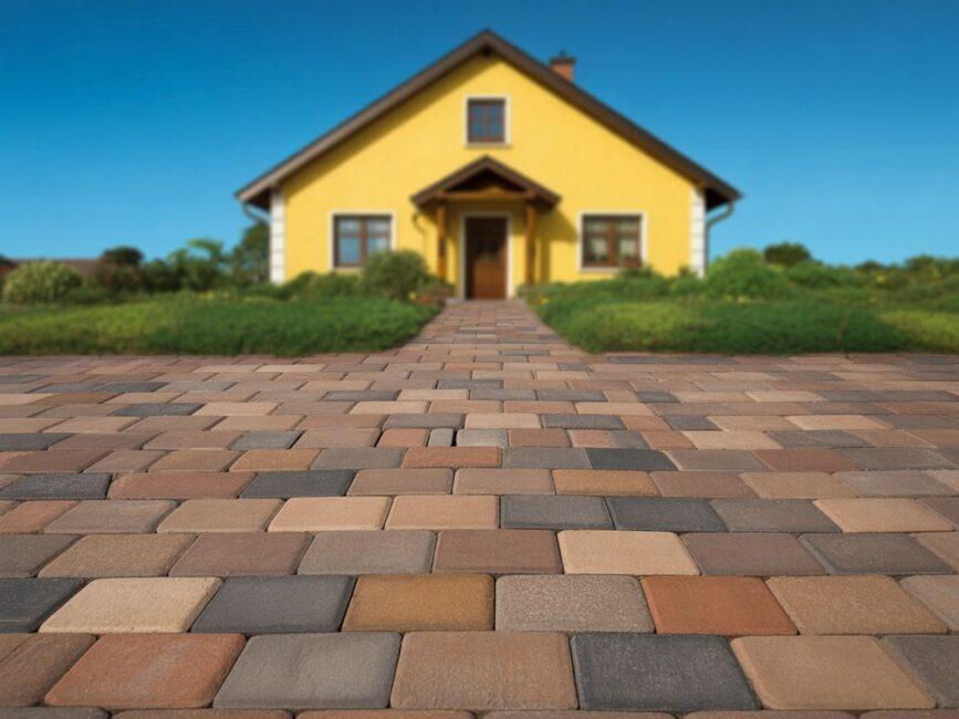 Podjazd do domu odcienie beżu