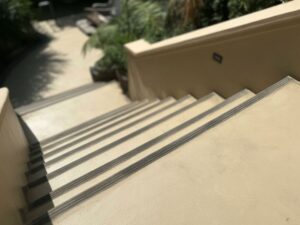 Schody betonowe z drewnianą okładziną