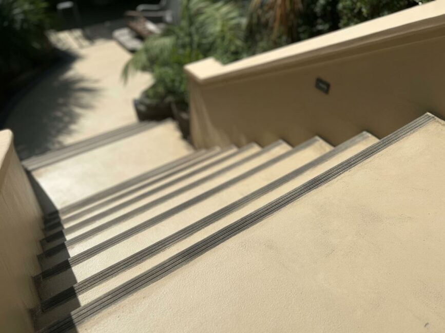 Schody betonowe z drewnianą okładziną