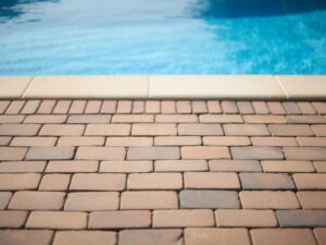 Układanie kostki wokół basenu