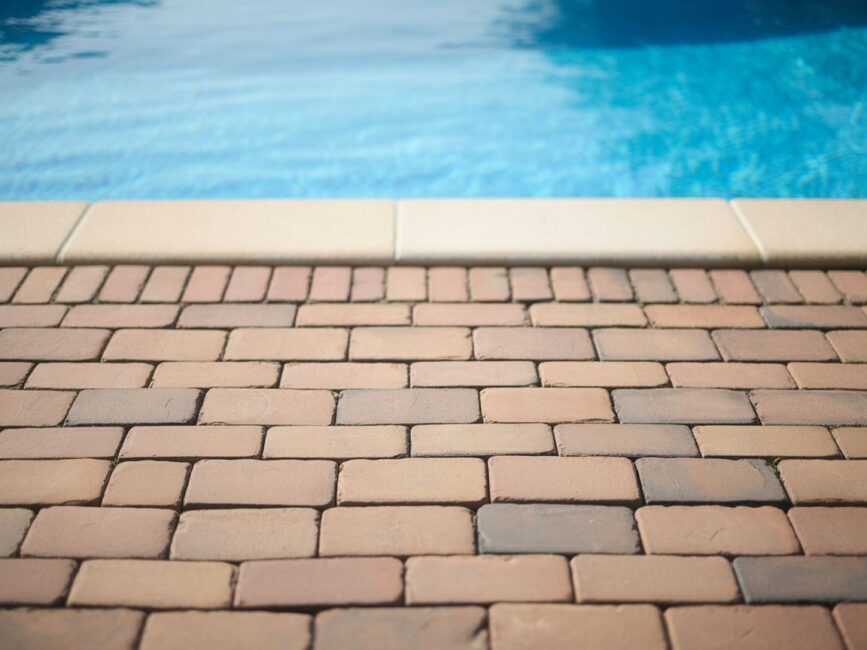 Układanie kostki wokół basenu