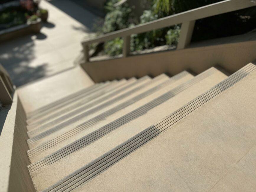 Zewnętrzne schody z kamiennymi płytkami