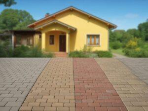 Żółty dom bruk szary